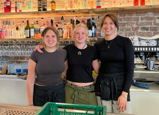 Anna, Nelle und Fabia aus Köln arbeiten im Brauhaus Schäfer in der Südstadt Foto: © Klaus Leitzbach / BlickPix
